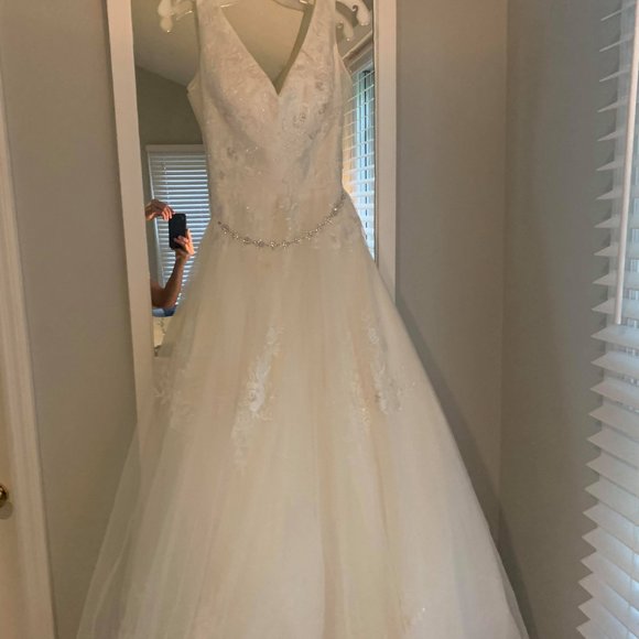 WEDDING DRESS, VIEL AND JEWELED BAND INCLUDED. - Picture 9 of 16